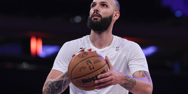 El escolta de los Knicks, Evan Fournier, se calienta antes del partido de los Toronto Raptors en el Madison Square Garden de la ciudad de Nueva York el 16 de enero de 2023.