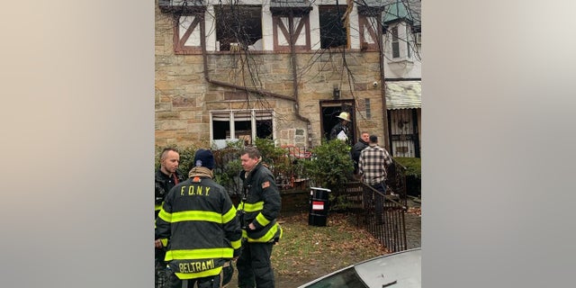 رجال الإطفاء في مدينة نيويورك خارج منزل في كوينز حيث أدى حريق إلى إصابة 18 طفلاً.  يعتقد المسؤولون أن بطارية ليثيوم أيون تسببت في الحريق. 