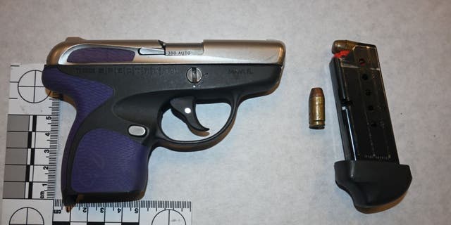 Arma recuperada de la escena del tiroteo en la sala de bingo de Florida