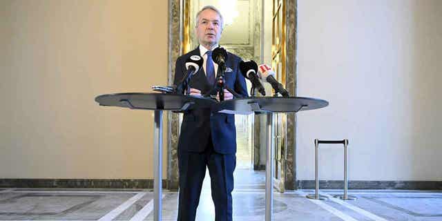 De Finse minister van Buitenlandse Zaken Pekka Haavisto spreekt op 24 januari 2023 in het parlementsgebouw in Helsinki, Finland. Haavisto lijkt te hebben gesuggereerd dat het land misschien zonder Zweden moet toetreden tot de NAVO.