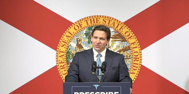 DeSantis mengatakan dia berusaha untuk melindungi Florida dari "negara keamanan biomedis," mencela kelompok-kelompok seperti Pusat Pengendalian Penyakit dan pemerintahan Biden.