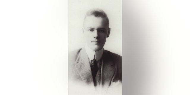Meet the American who invented Band-Aids 3 Earle Dickson was a newlywed in about 1920 when he conceived an idea to treat common household nicks and cuts. Johnson & Johnson then introduced his innovation as the Band-Aid in 1921.