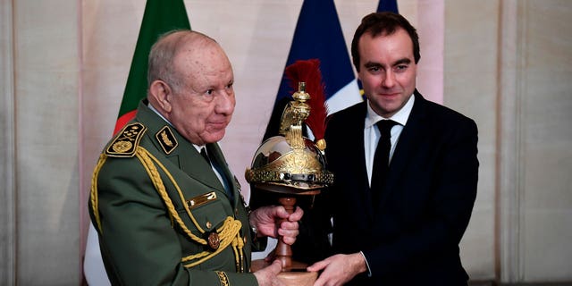 Panglima Angkatan Darat Aljazair, Jenderal Said Chanegriha, kiri, menerima hadiah yang diberikan oleh Menteri Pertahanan Prancis Sebastien Lecornu, pada 24 Januari 2023 di Paris.