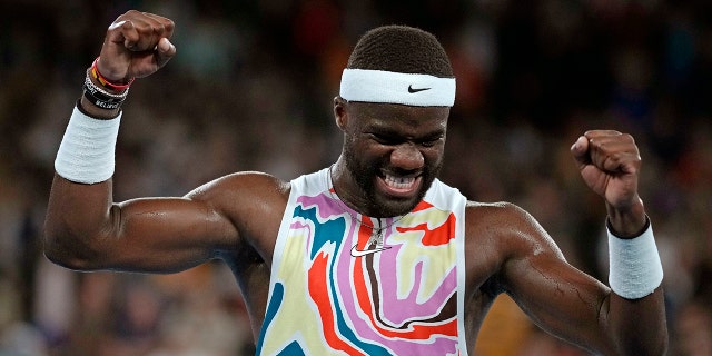 Frances Tiafoe celebra después de derrotar a Shang Juncheng en su partido de segunda ronda en el Abierto de Australia en Melbourne el miércoles 18 de enero de 2023.