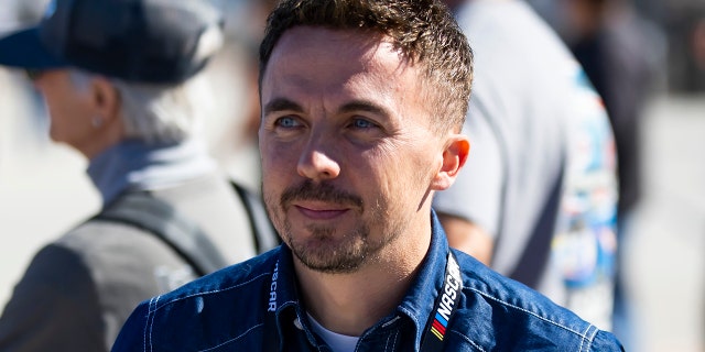 Frankie Muniz durante la práctica de la NASCAR Cup Series en Phoenix Raceway en Avondale, Arizona, el 4 de noviembre de 2022.