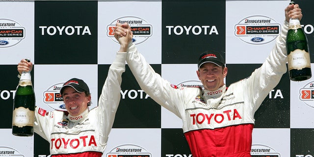 Frankie Muniz, a la izquierda, celebra con el piloto de Champ Car, Rhys Millen, después de ganar la 29.ª carrera anual Pro/Celebrity en Long Beach, California, el 9 de abril de 2005.