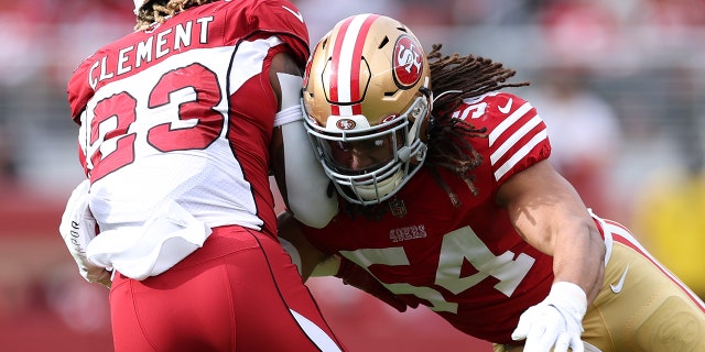 San Francisco 49ers #54 Fred Warner aborda Arizona Cardinals #23 Corey Clement durante la primera mitad en Levi's Stadium el 8 de enero de 2023 en Santa Clara, California. .