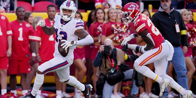 Gabe Davis (13) de los Buffalo Bills atrapa un pase para touchdown durante el segundo cuarto contra los Kansas City Chiefs en el Arrowhead Stadium el 16 de octubre de 2022 en Kansas City, Missouri. 