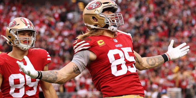 George Kittle #85 de los San Francisco 49ers celebra después de anotar un touchdown en el tercer cuarto contra los Arizona Cardinals en el Levi's Stadium el 8 de enero de 2023 en Santa Clara, California.