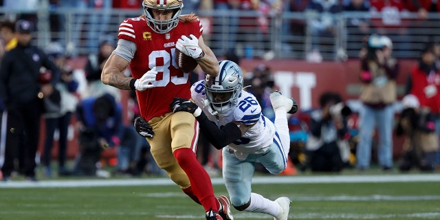 El ala cerrada de los 49ers de San Francisco, George Kittle (85), se enfrenta al esquinero de los Vaqueros de Dallas, DaRon Bland (26), durante la primera mitad de un partido de fútbol americano de la Ronda Divisional de la NFL en Santa Clara, California, el domingo 22 de enero de 2023.