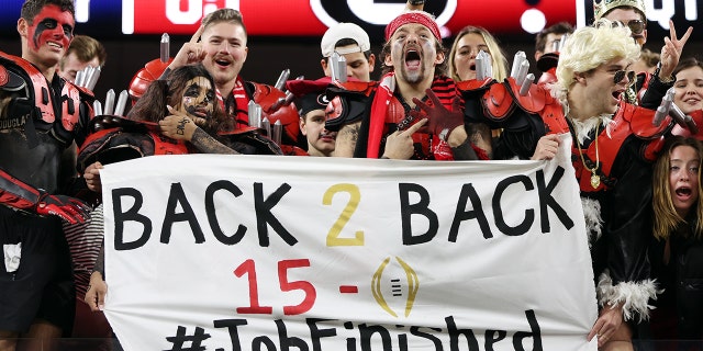 Los fanáticos de los Georgia Bulldogs celebran después de derrotar a los TCU Horned Frogs en el juego de campeonato nacional de fútbol americano universitario en el SoFi Stadium el 9 de enero de 2023 en Inglewood, California.