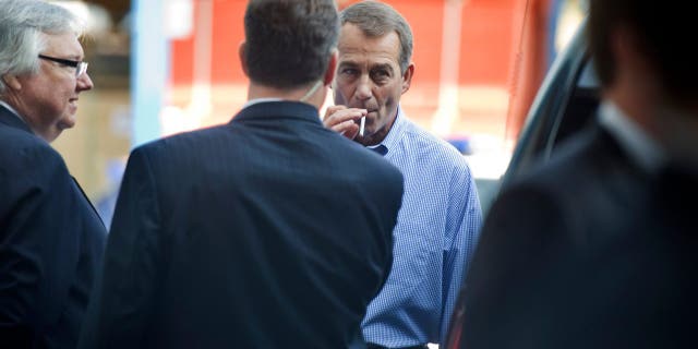 Pemimpin Minoritas Rumah John Boehner, R-Ohio, merokok setelah konferensi pers di luar Tart Lumber Company di Sterling, Virginia, di mana mereka mengungkapkan "Janji ke Amerika," agenda pemerintahan yang dirancang oleh House Republicans untuk Kongres ke-111.
