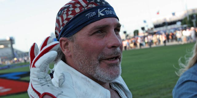 Robbie Knievel salta 21 Hummers pasando el IRL Bombardier Learjet 550 en Texas Motor Speedway en Fort Worth, Texas, el 7 de junio de 2008. 