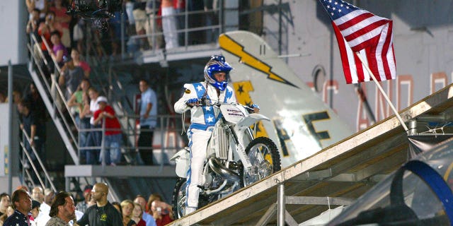 Robbie Knievel salta del USS Intrepid en Nueva York.