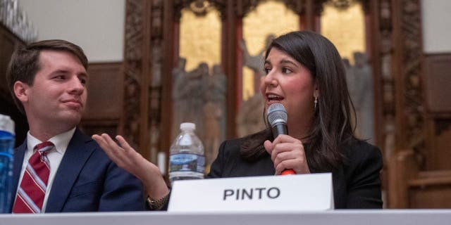 Kandidat Dewan DC Lingkungan 2 Brooke Pinto berpartisipasi dalam forum kandidat di Foundry United Methodist Church pada Kamis, 5 Maret 2020, di Washington, DC