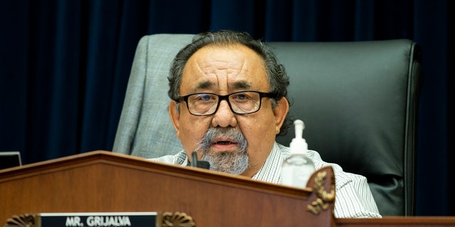 Meclis Doğal Kaynaklar Komitesi'nin kıdemli üyesi D-Ariz. Raul Grijalva, 2020 Meclis duruşmasında kapanış konuşması yapıyor. 