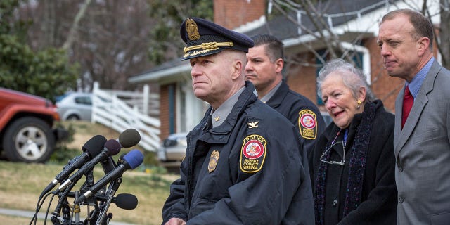 Kepala Polisi Kabupaten Fairfax Edwin Roessler memberi pengarahan kepada wartawan tentang laporan tentang seorang pria dengan senjata memasuki gedung markas USA Today pada 7 Agustus 2019, di McLean, Va. Seorang wanita yang mengatakan dia dibujuk dari Kosta Rika untuk berhubungan seks di Virginia -jaringan penyelundup telah menunjuk mantan kepala polisi dan tiga petugas lainnya sebagai klien yang mengizinkan perusahaan untuk beroperasi.