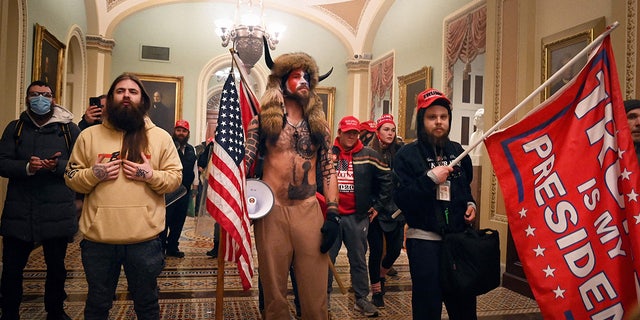 Para pengunjuk rasa memasuki US Capitol pada 6 Januari 2021, di Washington, DC.