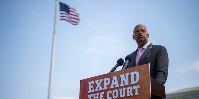 Rep. Hank Johnson wurde 2016 heiß, als er bei einer US-Kampagne zur Beendigung der israelischen Besatzungsveranstaltung jüdisch-israelische Siedler in umstrittenen Gebieten mit Palästinensern verglich 