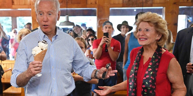 Didampingi oleh Senator Debbie Stabenow, Presiden Biden membeli es krim di Moomers Homemade Ice Cream di Traverse City, Michigan pada 3 Juli 2021.
