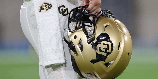 Un jugador de los Colorado Buffaloes sostiene su casco antes de un partido contra los Arizona State Sun Devils en el Sun Devil Stadium en Tempe, Arizona, el 25 de septiembre de 2021.