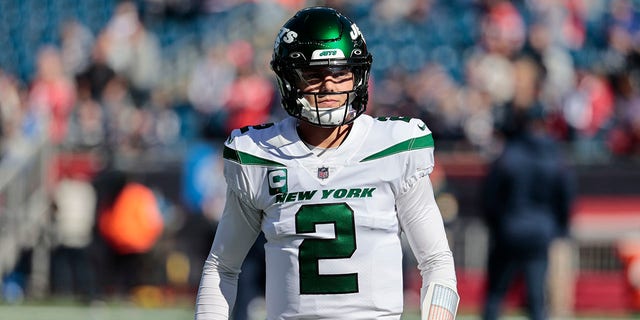 El mariscal de campo de los New York Jets, Zach Wilson (2), se calienta antes de un partido entre los New England Patriots y los New York Jets el 24 de octubre de 2021 en el Gillette Stadium en Foxborough, Massachusetts. 