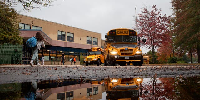 Studenten begeven zich naar bussen op King Middle School.