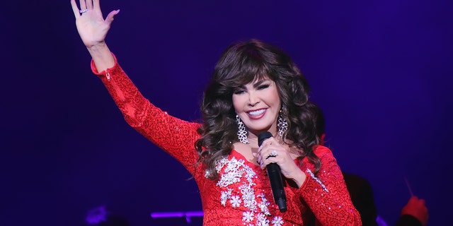 Marie Osmond's signature brownish  locks were covered by a wig astatine  Disney World.