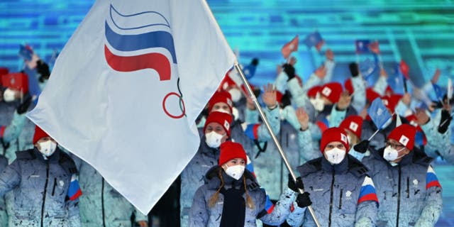 Los abanderados rusos Olga Fatkulina y Vadim Shipachev encabezan la delegación durante la ceremonia de apertura de los Juegos Olímpicos de Invierno de Beijing 2022, en el Estadio Nacional, conocido como el Nido de Pájaro, en Beijing el 4 de febrero de 2022. 