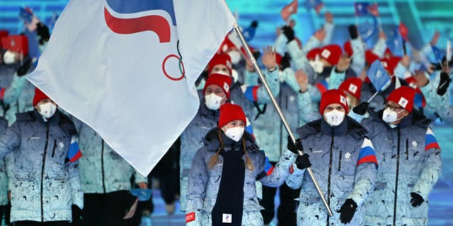 Los abanderados rusos Olga Fatkulina y Vadim Shipachev encabezan la delegación durante la ceremonia de apertura de los Juegos Olímpicos de Invierno de Beijing 2022, en el Estadio Nacional, conocido como el Nido de Pájaro, en Beijing el 4 de febrero de 2022. 