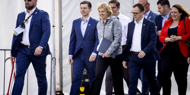 THE HAGUE - Pete Buttigieg (2L), United States Secretary of Transportation on the Yellow Carpet before the start of the Invictus Games. The Invictus Games will take place from 16 to 22 April 2022 at the Zuiderpark and are intended for military personnel and veterans who have been psychologically or physically injured while on duty.