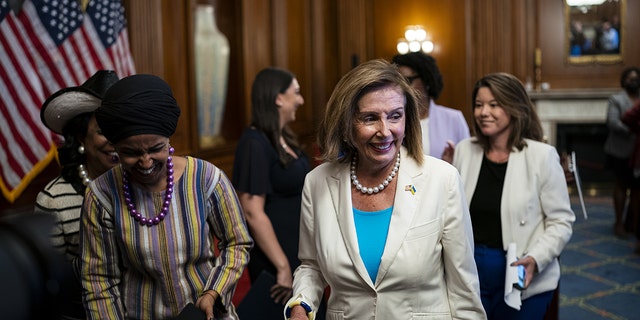 Kaliforniyalı Demokrat Nancy Pelosi, Minnesota Demokrat Temsilcisi İlhan Omar ile 20 Temmuz 2022 Çarşamba günü Washington DC'deki ABD Kongre Binası'nda. 