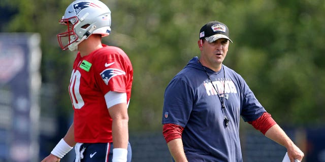 El entrenador de mariscales de campo de los Patriots, Joe Judge, a la derecha, trabaja con Mac Jones durante el campamento de entrenamiento el 1 de agosto de 2022 en Foxborough, Massachusetts.