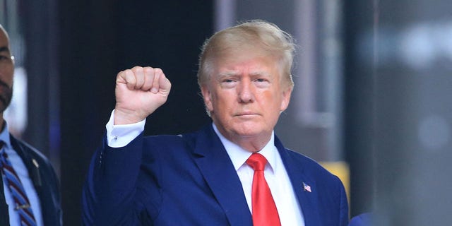 Mantan Presiden AS Donald Trump mengangkat tinjunya saat berjalan ke sebuah kendaraan di luar Trump Tower di New York City pada 10 Agustus 2022.