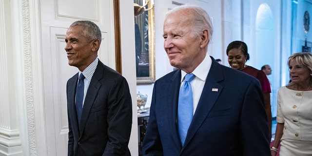 Presiden AS Joe Biden dan mantan Presiden AS Barack Obama tiba sebelum potret resmi Gedung Putih Barack Obama dan mantan Ibu Negara Michelle Obama diresmikan dalam sebuah upacara di Washington, DC, AS, pada Rabu, 7 September 2022. 