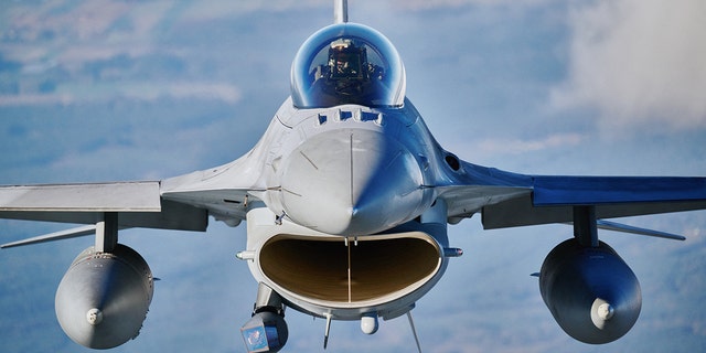 Imagen ampliada de un avión de combate F-16