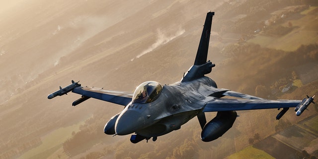 Um caça F16 participa de um exercício de proteção aérea da OTAN perto da base aérea de Lass, centro da Polônia, em 12 de outubro de 2022. 