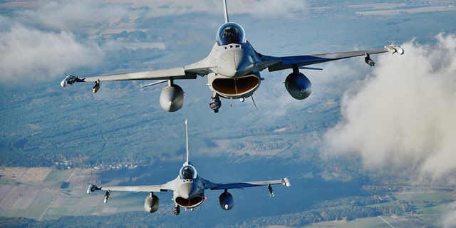 F-16-Kampfflugzeuge nehmen am 12. Oktober 2022 an einer NATO-Luftschutzübung in der Nähe des Luftwaffenstützpunkts in Lass, Zentralpolen, teil. 
