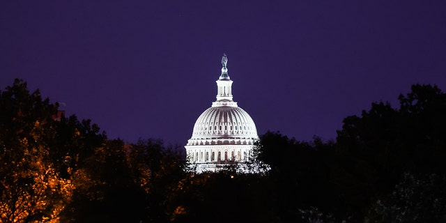 Pemandangan malam kubah gedung Capitol di Washington DC pada 20 Oktober 2022. 