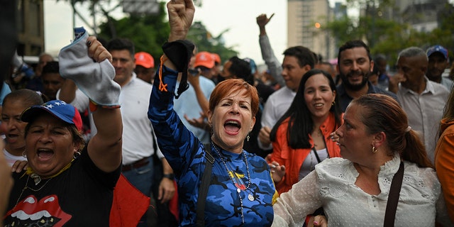 Pendukung pemimpin oposisi Venezuela Juan Guaido meneriakkan slogan-slogan selama demonstrasi untuk menuntut tanggal pemilihan presiden di Caracas pada 27 Oktober 2022.