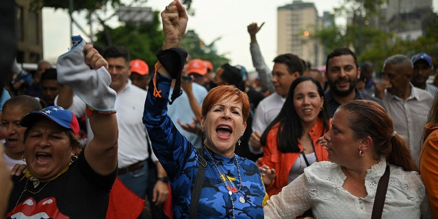 Pendukung pemimpin oposisi Venezuela Juan Guaido meneriakkan slogan-slogan selama demonstrasi untuk menuntut tanggal pemilihan presiden di Caracas pada 27 Oktober 2022.