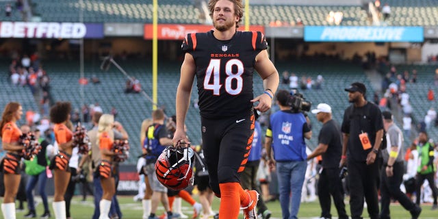 El pargo largo de los Cincinnati Bengals, Cal Adomitis, #48, abandona el campo después del partido contra los Carolina Panthers y los Cincinnati Bengals el 6 de noviembre de 2022 en el Paycor Stadium de Cincinnati.