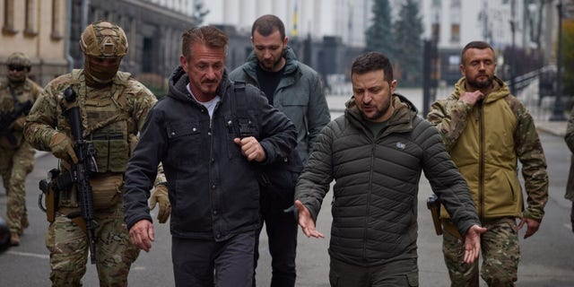 Aktor Hollywood dan sutradara film Sean Penn bertemu dengan Presiden Ukraina Volodymyr Zelensky sebelum menyerahkan patung Oscar miliknya kepada Presiden Ukraina di Kyiv, Ukraina pada 8 November 2022. 