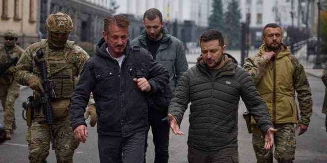 O ator e diretor de cinema de Hollywood Sean Penn se encontra com o presidente ucraniano Volodymyr Zelenskyy antes de entregar sua própria estátua do Oscar ao presidente ucraniano em Kyiv, Ucrânia, em 8 de novembro de 2022.
