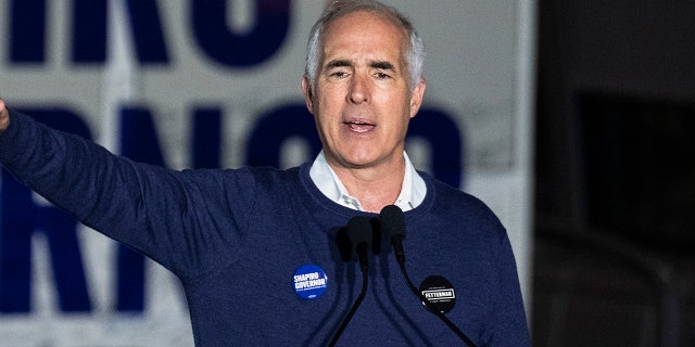 Senator Bob Casey berbicara selama rapat umum kampanye di Newtown, Pennsylvania, 6 November 2022.
