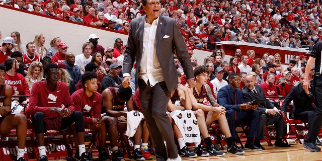 El entrenador en jefe de los Bethune-Cookman Wildcats, Reggie Theus, asiste a un partido de baloncesto universitario contra los Indiana Hoosiers en el Salón de Asambleas de Bloomington, Indiana, el 10 de noviembre de 2022.