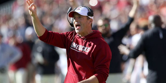 El entrenador en jefe de los South Carolina Gamecocks, Shane Beamer, durante un partido contra los Clemson Tigers el 26 de noviembre de 2022, en el Clemson Memorial Stadium en Clemson, SC 