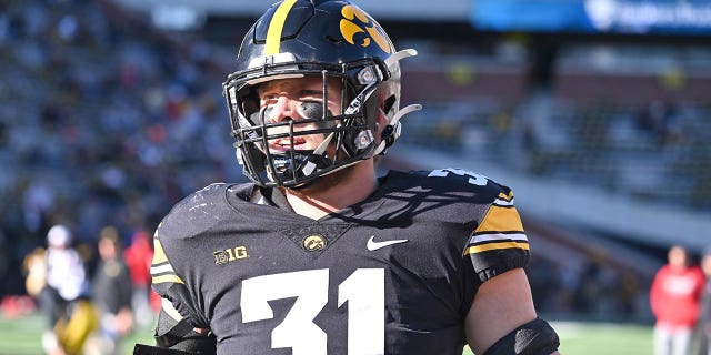 Jack Campbell de Iowa se calienta antes del partido de los Nebraska Cornhuskers el 25 de noviembre de 2022 en el Kinnick Stadium en Iowa City.