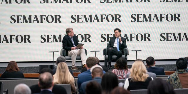 秦刚于 2022 年 12 月 12 日在华盛顿特区举行的 Semaphore 讨论会上发表讲话。