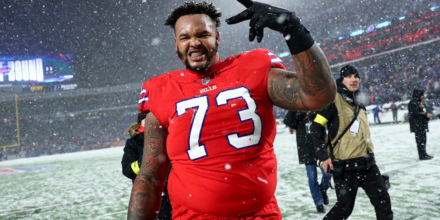 Buffalo Bills #73 Dion Dawkins celebra después de un partido de fútbol americano de la NFL contra los Miami Dolphins en el Highmark Stadium el 17 de diciembre de 2022 en Orchard Park, Nueva York. 